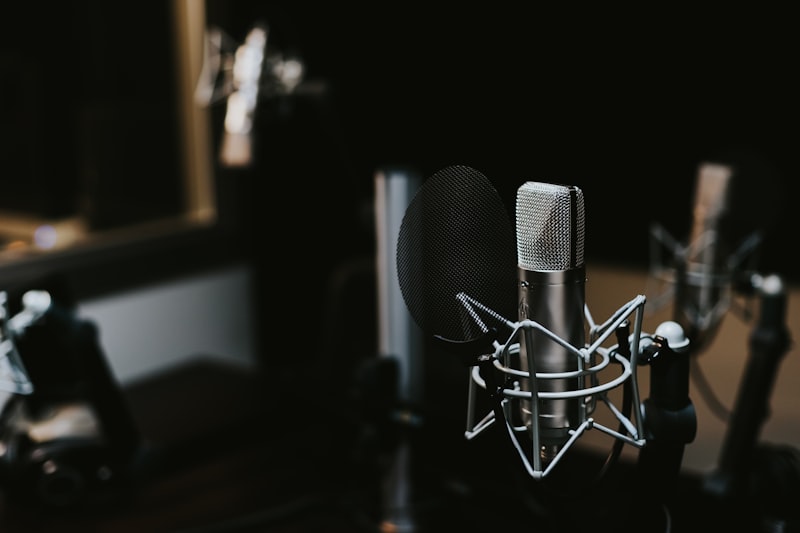 Consola mezcladora de sonido en un estudio moderno de grabación de audio